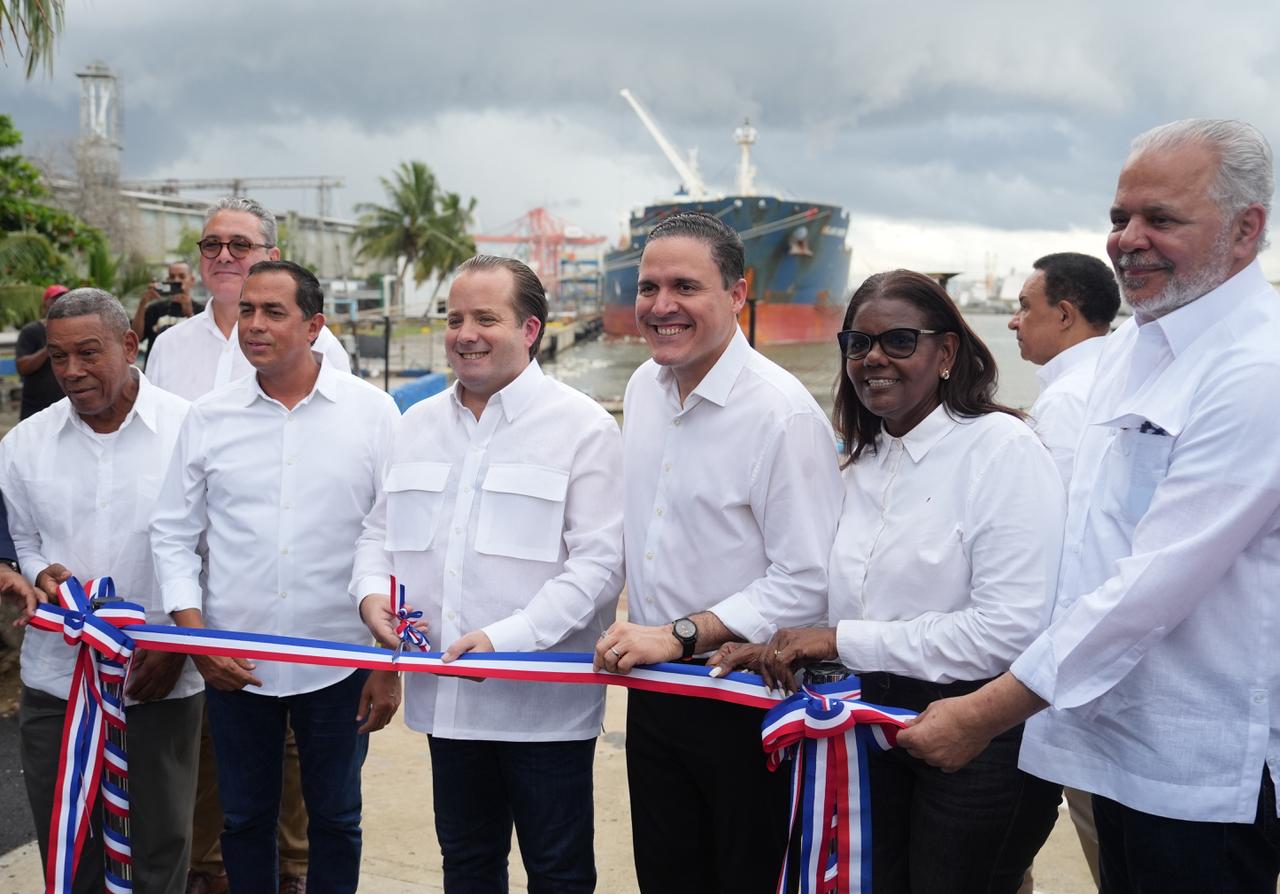 Paliza y Jean Luis Rodríguez inauguran muelle pesquero de Haina