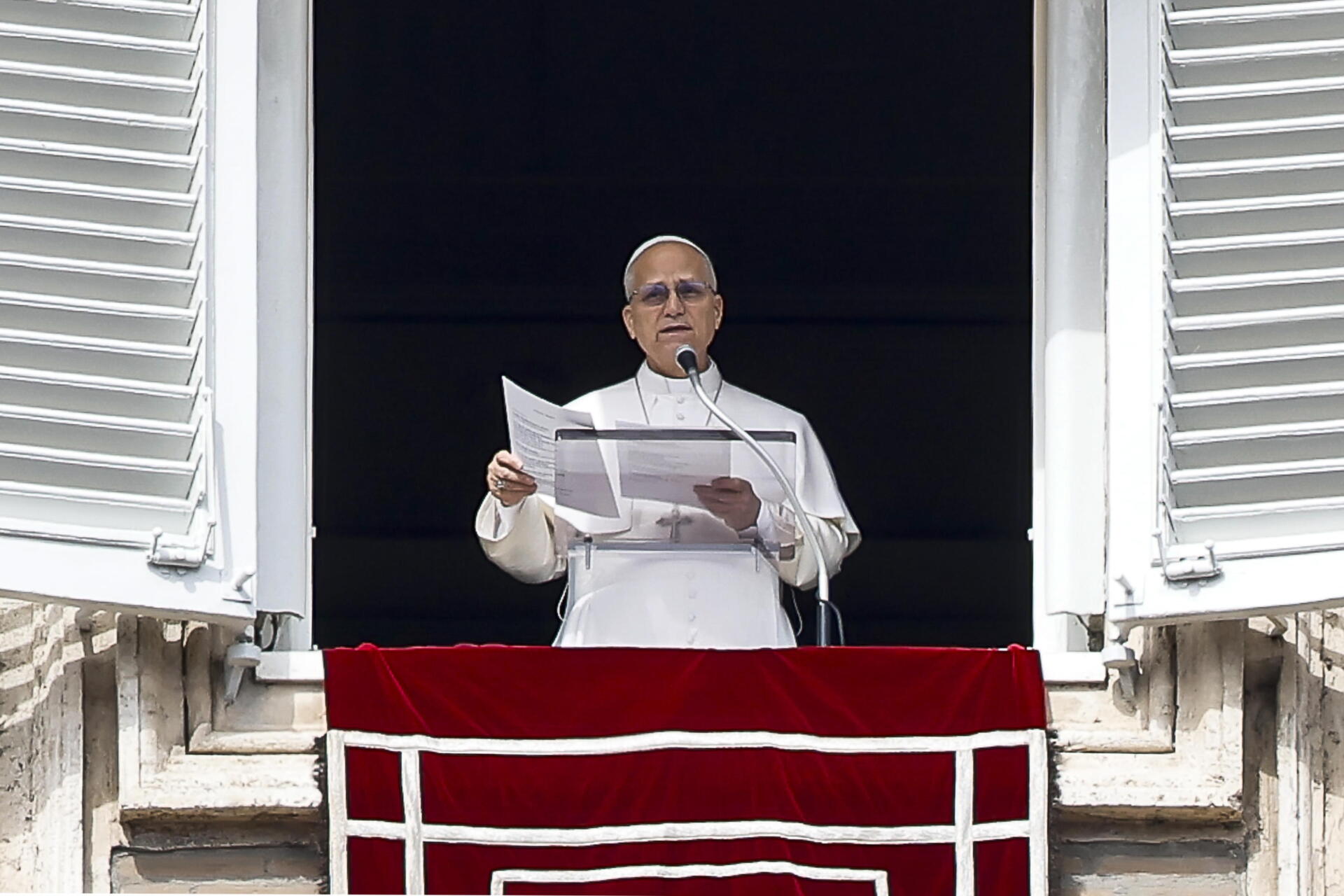 El papa pide trabajar por la paz y buscar soluciones "sin usar las armas"