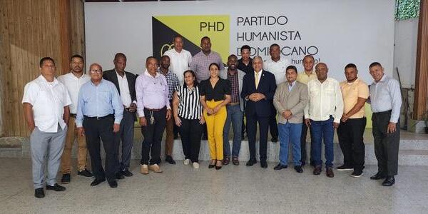 El presidente del PHD, Ramón Emilio Goris, junto a otros altos dirigentes del partido.
