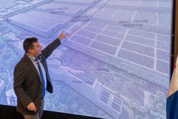Autoridades y comunitarios de Oviedo conocen detalles del proyecto de parque espacial que impulsará el desarrollo de Pedernales.