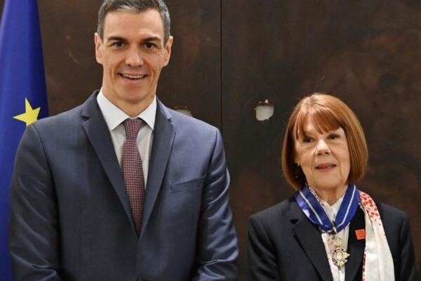 En esta imagen difundida por La Moncloa el 3 de marzo de 2026, el primer ministro español, Pedro Sánchez (izq.), posa junto a la francesa Gisele Pelicot, una figura en la lucha contra la violencia sexual, después de conferirle la Orden del Mérito Civil en el Palacio de La Moncloa en Madrid. (FOTO: AFP). 
