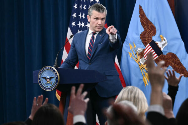 El secretario de Defensa de Estados Unidos, Pete Hegseth, responde preguntas durante una conferencia de prensa sobre la acción militar estadounidense en Irán, en el Pentágono en Washington, D.C., el 2 de marzo de 2026. (Foto de Brendan SMIALOWSKI / AFP)