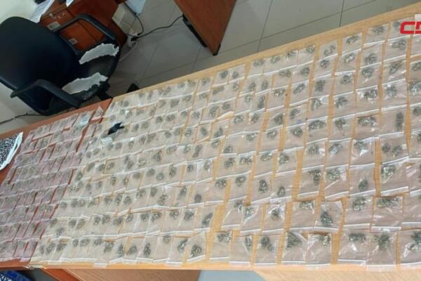 Los agentes ocuparon 313 porciones de distintas presuntas sustancias controladas.