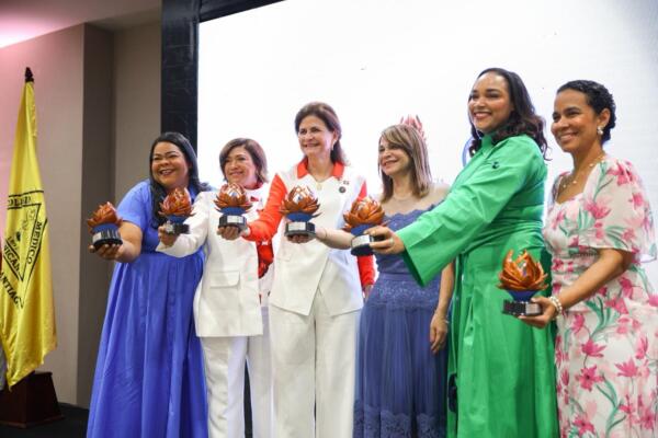 Reconocen a Raquel Peña y a cinco doctoras con el Premio Armida García a la excelencia femenina en salud