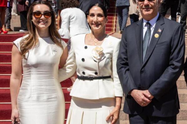 El presidente Luis Abinader en la investidura de su homólogo chileno José Antonio Kast, junto a la primera dama Raquel Arbaje y su hija Adriana Abiander Arbaje. 