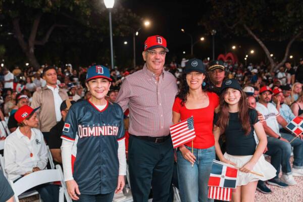 El presidente Luis Abinader acompañó a la alcaldesa Carolina Mejía durante la transmisión del partido entre República Dominicana y Estados Unidos del Clásico Mundial de Béisbol, evento que reunió a miles de fanáticos en la Plaza Santo Domingo.FOTO:FUENTE EXTERNA