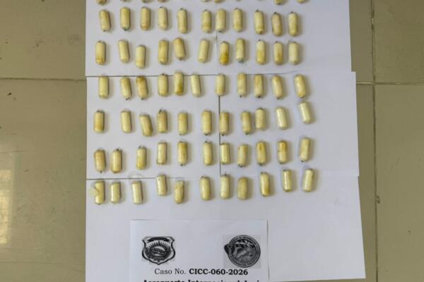 Español detenido con bolsitas de presunta cocaína en el estómago
