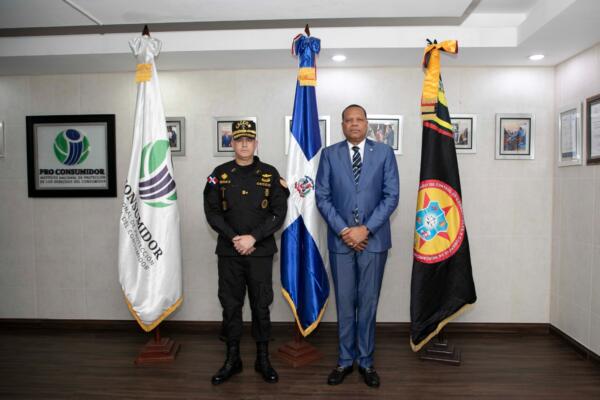 El director general del Ceccom, general de brigada del Ejército, Orlando Jerez Espaillat, y el director ejecutivo de Pro Consumidor, Eddy Alcántara, durante el encuentro que sostuvieron en la sede de esta última institución. 
