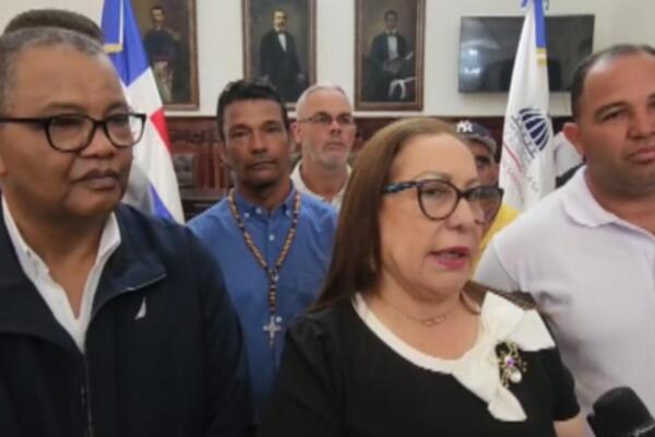 Gobernación Provincial de Santiago, Rosa Santos junto a productores agrícolas.