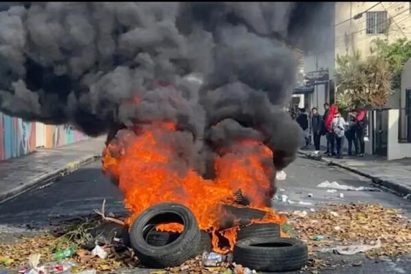 Estudiantes del Liceo Manuel María Castillo se enfrentan a la Policía en SFM. Exigen la destitución del director y mejoras en el plantel.