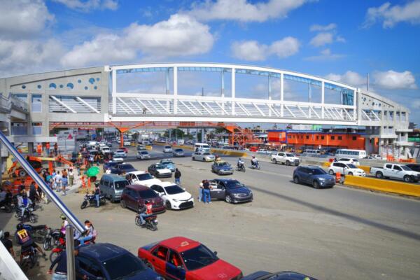 Kilómetro 9 estrena nuevo puente peatonal