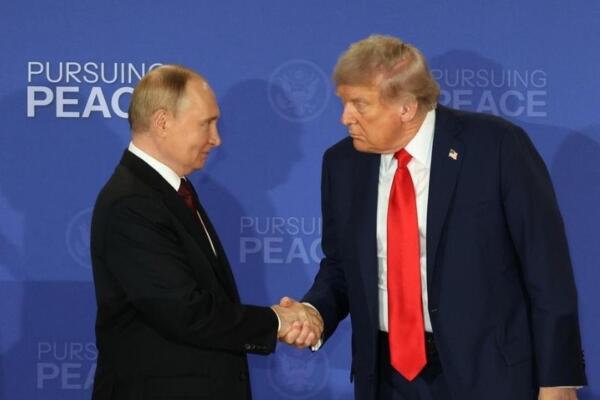 Vladimir Putin, presidente de Rusia (izquierda), y Donald Trump, presidente de Estados Unidos (derecha) el 15 de agosto 2025. 