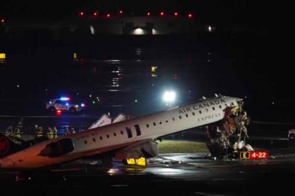 El accidente aéreo ocurrido la noche del domingo en el aeropuerto LaGuardia Airport, en Nueva York, dejó al menos dos personas fallecidas.