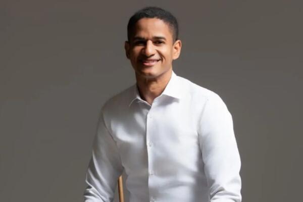  Raphy de León,  comunicador y locutor. 
