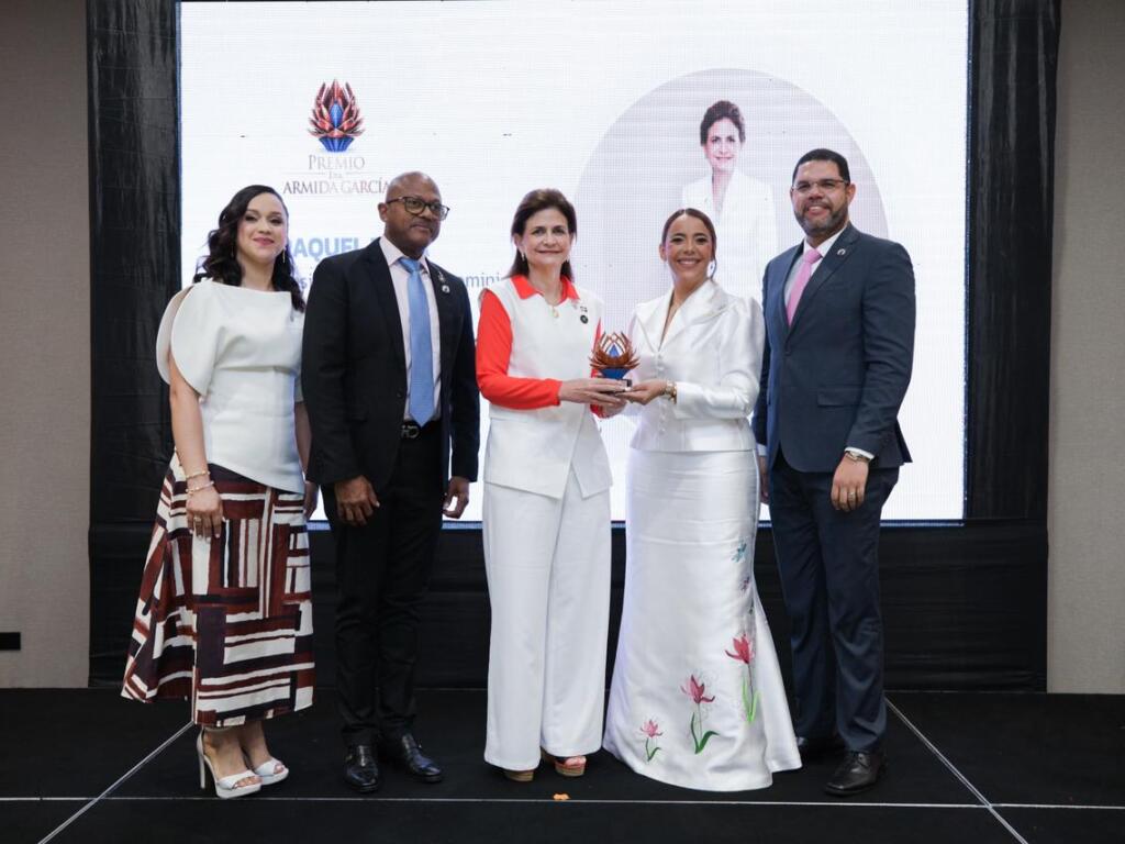 Reconocen a Raquel Peña y a cinco médicas con el Premio Armida García a la excelencia femenina en salud