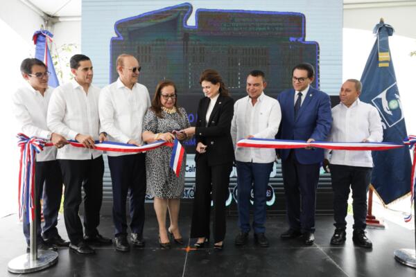 Vicepresidenta Raquel Peña, junto a otras autoridades. 
