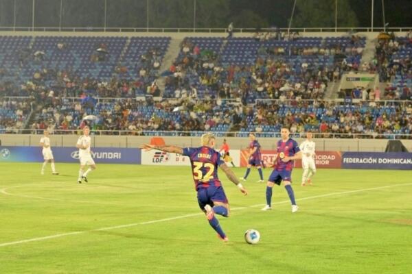 Real Madrid y FC Barcelona empatan en Santo Domingo y emocionan en Noche de Leyendas.