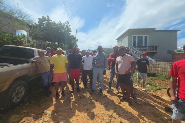 Residentes de Loma Atravesada protestan por atraso en construcción de carretera en Samaná.