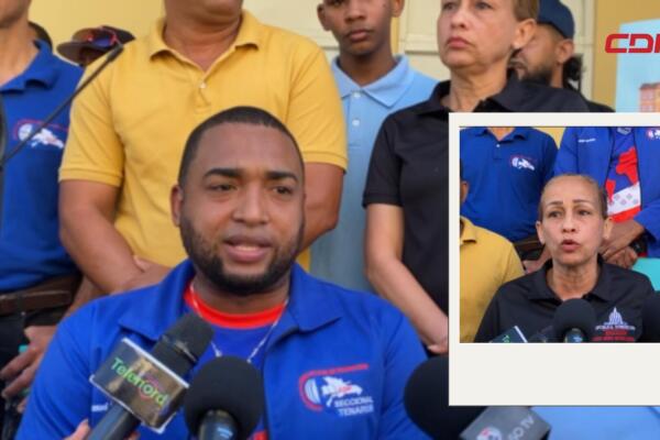 La protesta demanda al Ministerio de Educación intervenir de inmediato.