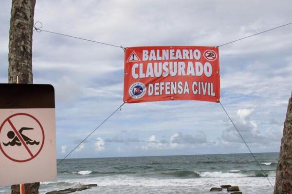 Defensa Civil clausuró decenas de balnearios y playas en la región Este e instó a la población a respetar las restricciones.