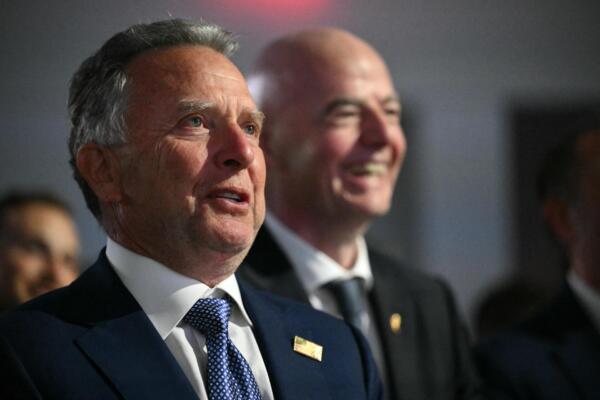 El enviado especial de Estados Unidos para Oriente Medio, Steve Witkoff mientras el presidente estadounidense Donald Trump pronuncia un discurso durante la Cumbre de la Iniciativa de Inversión Futura (FII, por sus siglas en inglés) en Miami Beach, Florida, el 27 de marzo de 2026. (Foto de Mandel NGAN / AFP)