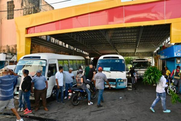 Dirigentes del sector explicaron que, ante el escenario internacional adverso, prefieren asumir el sacrificio económico antes que trasladar la carga a los usuarios.