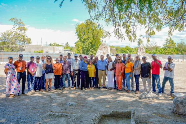 Excavaciones arqueológicas en las ruinas de la Iglesia y Convento de Nuestra Señora de Las Mercedes, en Pueblo Viejo, Azua, República Dominicana, donde investigadores recuperaron osamentas y piezas históricas durante el proyecto “Tras los Restos del Cacique Enriquillo”.