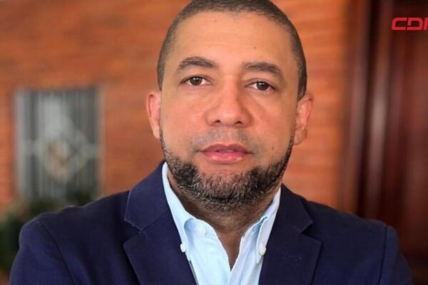 Jefte Ventura enfrenta fianza y alejamiento tras fallo por difamación.