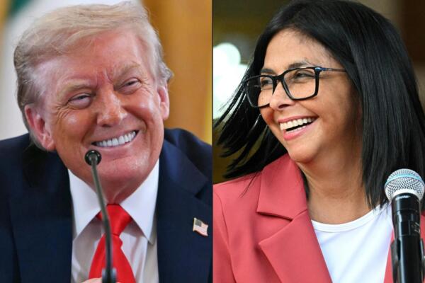 Esta combinación de imágenes, creada el 5 de marzo de 2026, muestra al presidente estadounidense Donald Trump sonriendo durante una reunión con el presidente ucraniano Volodymyr Zelensky y líderes europeos en la Sala Este de la Casa Blanca en Washington, D.C., el 18 de agosto de 2025. A la presidenta interina de Venezuela, Delcy Rodríguez, sonriendo junto al secretario del Interior estadounidense, Doug Burgum (fuera de cuadro), tras su reunión en el Palacio Presidencial de Miraflores en Caracas el 4 de marzo de 2026. (Foto de ANDREW CABALLERO-REYNOLDS y Federico PARRA / AFP)  
