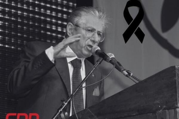 FOTO ARCHIVO. Umberto Bossi durante una reunión del partido italiano Liga Norte en Bérgamo, Italia. EFE/ PAOLO MAGNI
