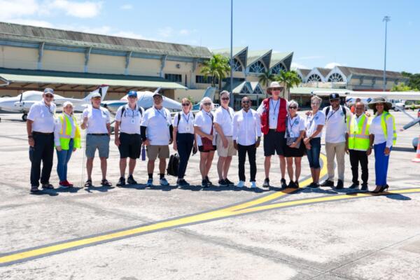 Víctor Pichardo junto a los visitantes en el marco de Caribbean Air Rally 2026 a su llegada al aeropuerto de Catey, Samaná.
