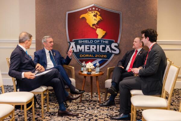 Durante el encuentro, ambas autoridades abordaron temas relacionados con el fortalecimiento de las relaciones comerciales entre la República Dominicana y los Estados Unidos.