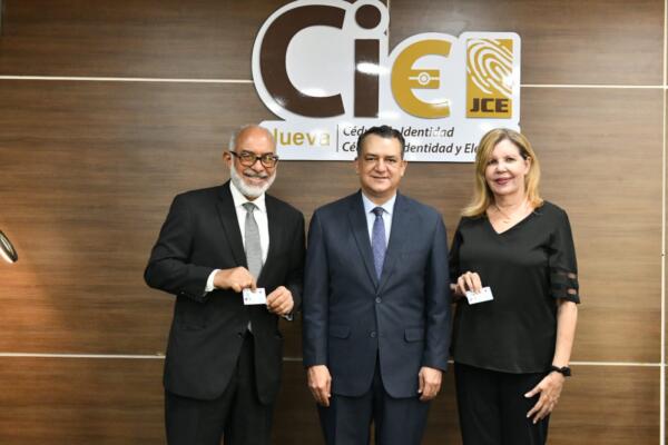 Persio Maldonado recibiendo el nuevo documento de identidad por invitación de la Junta Central Electoral.