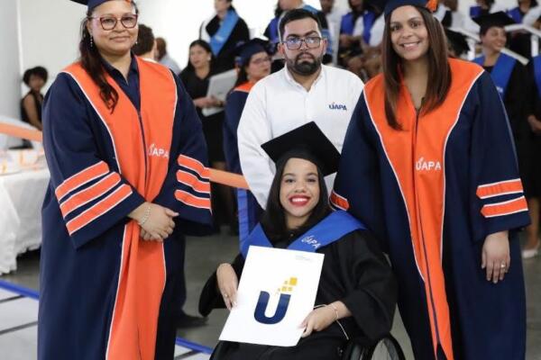 La ceremonia estuvo encabezada por la rectora Alejandra Hernández Acosta y contó con la presencia de autoridades académicas.