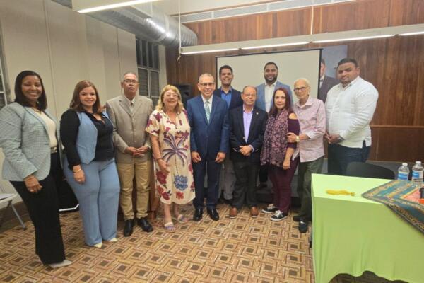 Estuvieron presentes en la mesa principal, Luis Armando Cordero, directorcreativo, , la doctora Leticia Ubiñas, miembro fundador, Harold Acevedo socio fundador y miembro del Comité de crédito.