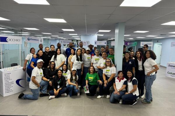 Durante la actividad, decenas de personas recibieron evaluaciones oftalmológicas completas que incluyeron medición de la presión intraocular y examen de fondo de ojo.