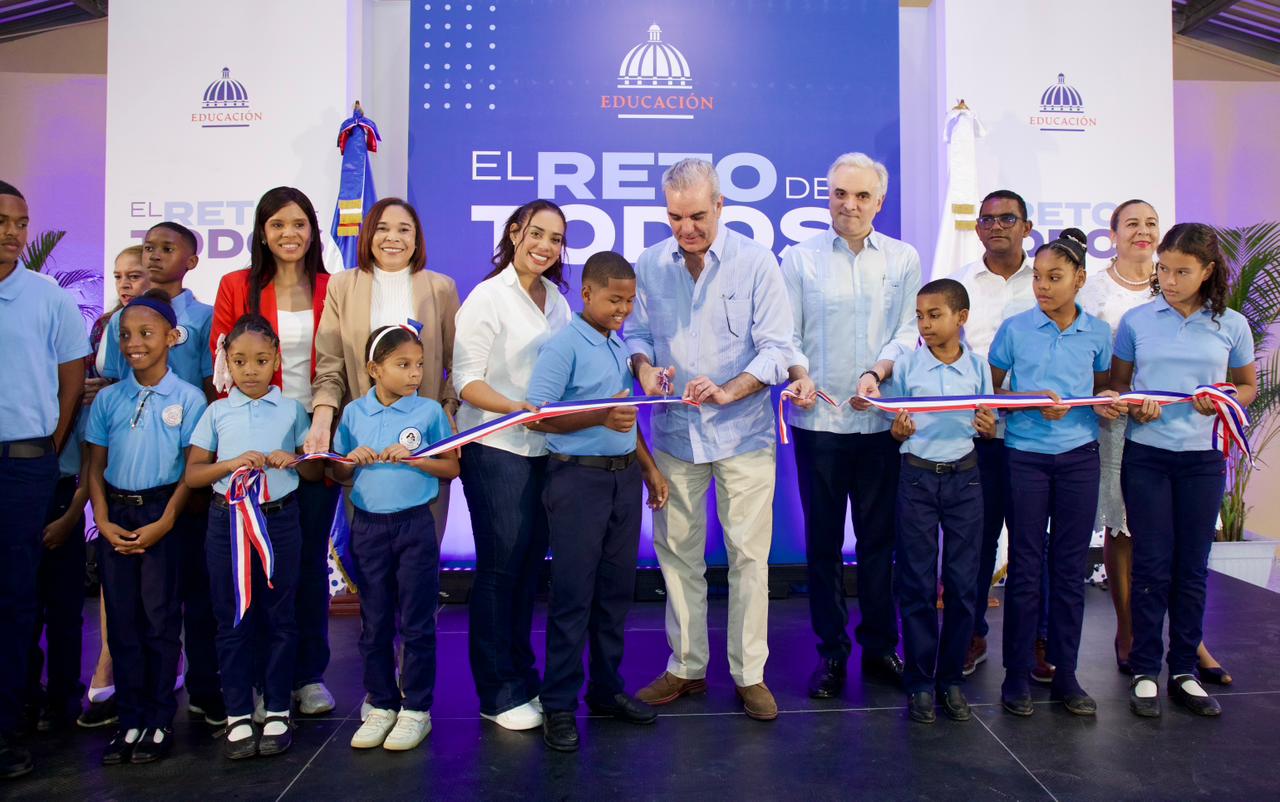 Abinader entrega moderna Escuela Comunal Barrio Lindo