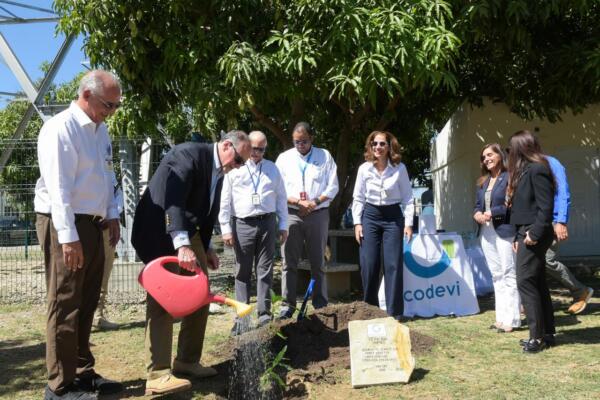 Durante el encuentro, los representantes diplomáticos expresaron su interés en conocer de cerca las iniciativas de desarrollo que se impulsan en la frontera entre la República Dominicana y Haití.