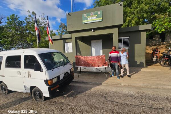 La mercancía ilícita la encontraron los soldados del ERD, en el minibús marca Daihatsu Hijet.