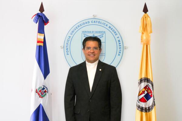 El reverendo padre Espinal reconoció que el mundo atraviesa una época marcada por conflictos, tensiones globales y profundas incertidumbres.