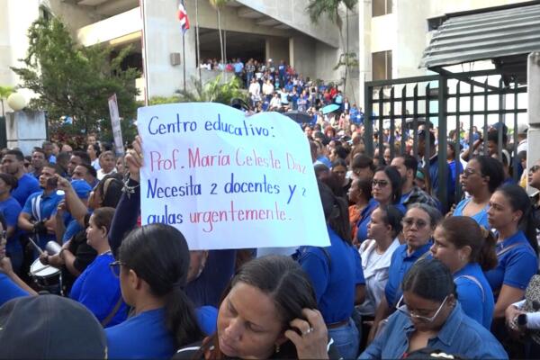 La Asociación Dominicana de Profesores realizó un paro de docencia y una vigilia en Santiago de los Caballeros para exigir soluciones al deterioro de escuelas y respeto a los derechos del magisterio.