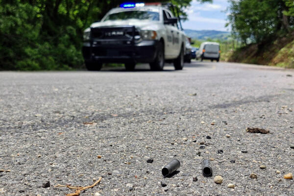 Fotografía de casquillos de armas de fuego en la zona donde se registró un ataque armado en el estado de Guerrero (México). Imagen de archivo. EFE/José Luis de la Cruz