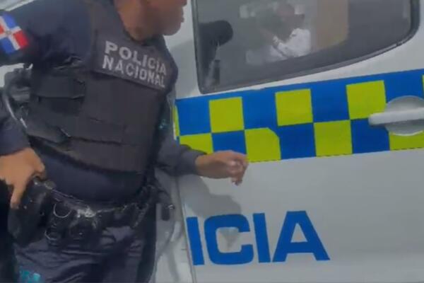 Momento en que agente policial agarra su arma de manera inapropiada generando miendo.