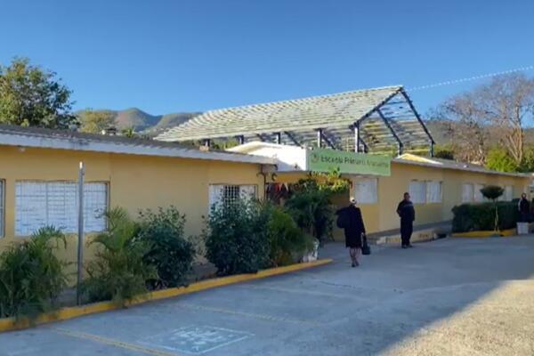 Maestros y estudiantes de la escuela Anacaona, en Vallejuelo, exigen la terminación de una cancha multiuso iniciada en 2020 y aún inconclusa.