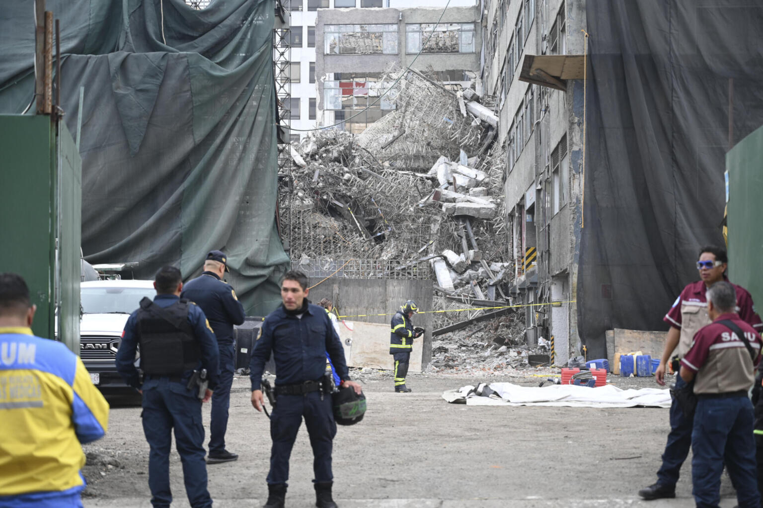 Colapso de edificio en Ciudad de México deja un muerto