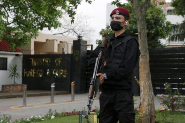 Un funcionario de seguridad pakistaní vigila en el exterior del Ministerio de Asuntos Exteriores en Islamabad, Pakistán, el 29 de marzo de 2026. Islamabad acogió durante el fin de semana una cumbre con Arabia Saudí, Turquía y Egipto, tras la cual anunció negociaciones en los 