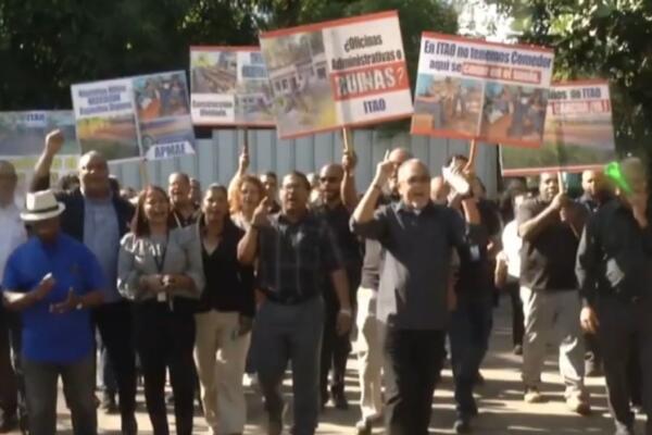 Padres y maestros del ITAO exigen la finalización de las obras tras tres años de retrasos.