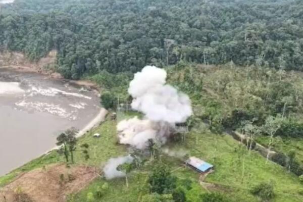 Las Fuerzas Armadas de Ecuador, en colaboración con Estados Unidos, bombardearon y destruyeron un campamento de entrenamiento de los Comandos de la Frontera, uno de los grupos criminales disidentes de la extinta guerrilla de las Fuerzas Armadas Revolucionarias de Colombia (FARC). (FOTO: EFE)