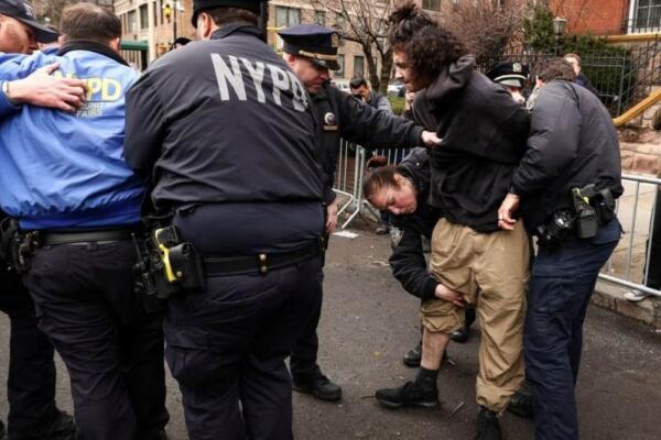 Acusan de terrorismo a dos detenidos por lanzamiento de explosivo en protesta en Nueva York