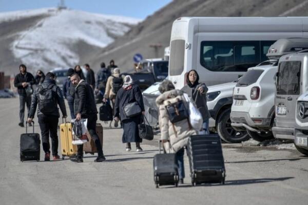 Con un tráfico aéreo limitado, empiezan las evacuaciones desde Oriente Medio